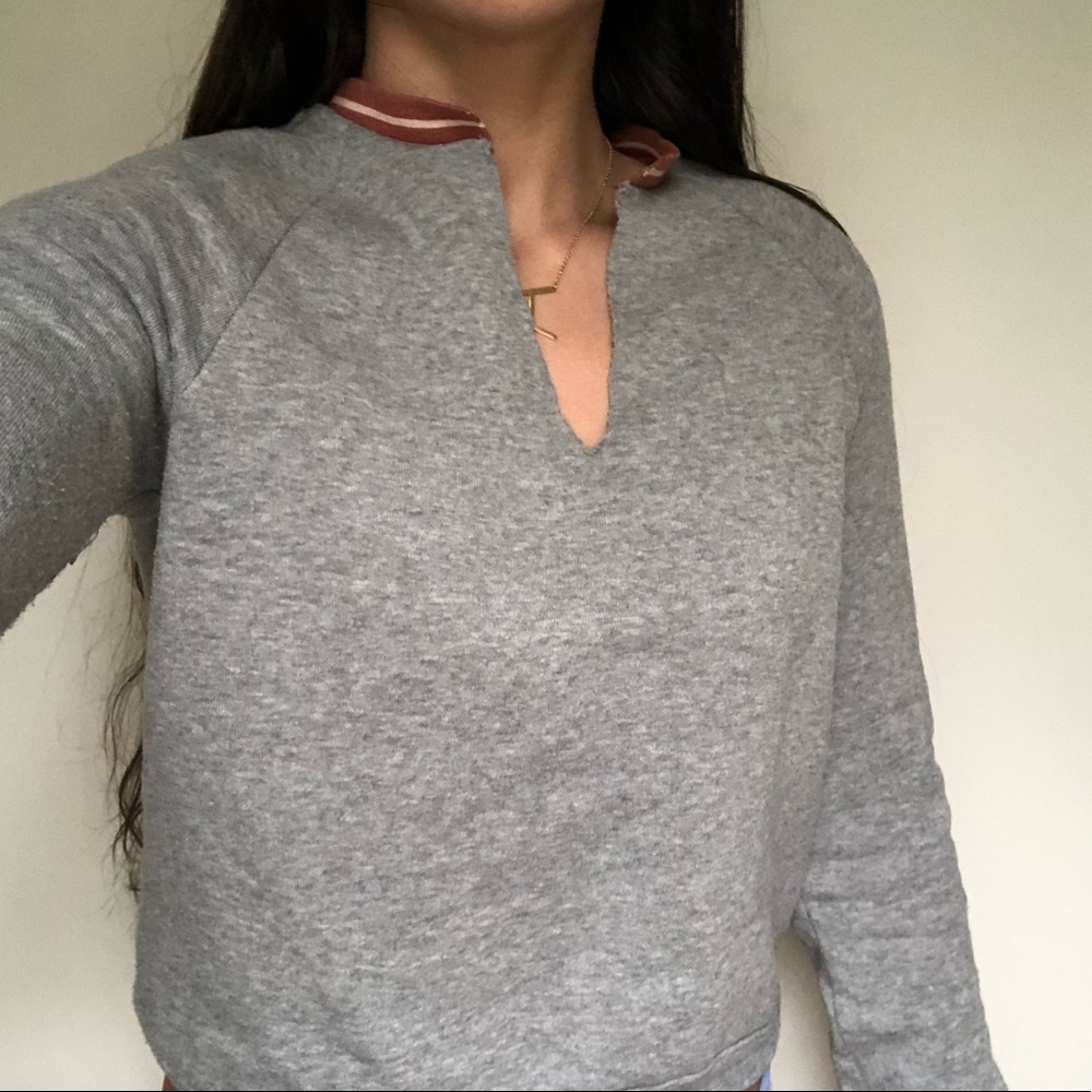 cropped sweater w/ v neck